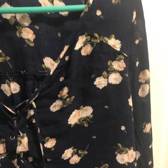 Cute top. Crinkly material.elastic around the wrists. - Picture 4 of 9